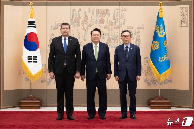 윤석열 대통령이 26일 오후 용산 대통령실 자유홀에서 열린 주한대사 신임장 제정식에서 마렉 레포브스키 주한슬로바키아 대사로부터 신임장을 받은 뒤 기념 촬영하고 있다. 왼쪽부터 마렉 레포브스키 대사, 윤 대통령, 조태열 외교부 장관. (대통령실 제공) 2024.4.26/뉴스1 ⓒ News1 안은나 기자