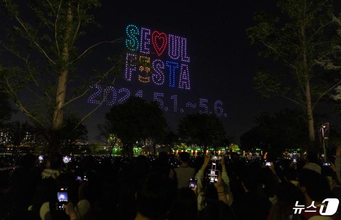 27일 오후 서울 송파구 잠실한강공원 수변 무대에서 열린 2024 한강 불빛 공연(드론 라이트쇼)에서 수많은 드론이 밤하늘을 수놓고 있다. 2024.4.27/뉴스1 ⓒ News1 이재명 기자