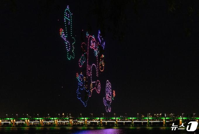 27일 오후 서울 송파구 잠실한강공원 수변 무대에서 열린 2024 한강 불빛 공연(드론 라이트쇼)에서 수많은 드론이 밤하늘을 수놓고 있다. 2024.4.27/뉴스1 ⓒ News1 이재명 기자