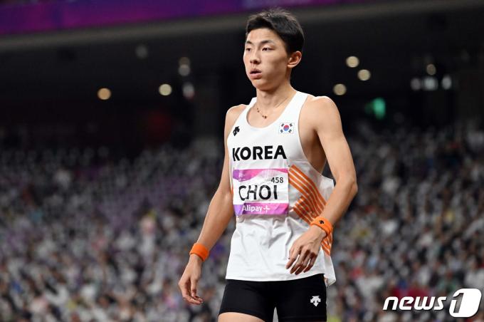 최진우가 28일  아랍에미리트 두바이에서 열린 대회 남자 높이뛰기 결선에서 2ｍ11을 기록해 동메달을 차지했다./뉴스1 ⓒ News1 신웅수 기자