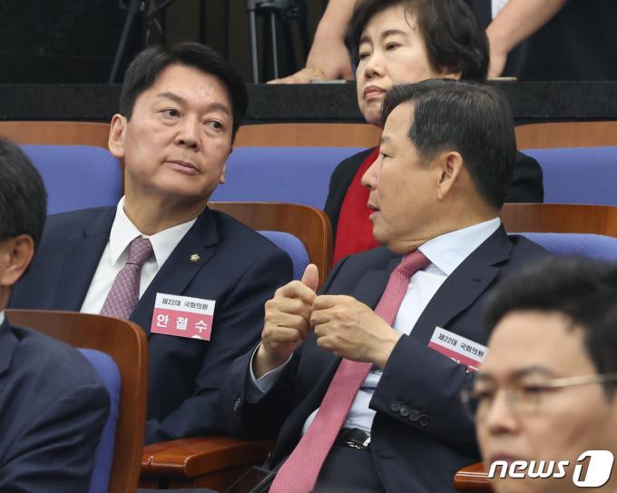 국민의힘 안철수 의원과 이철규 의원이 16일 서울 여의도 국회에서 열린 제22대 국회 국민의힘·국민의미래 당선자총회에서 대화를 하고 있다. 2024.4.16/뉴스1 ⓒ News1 송원영 기자