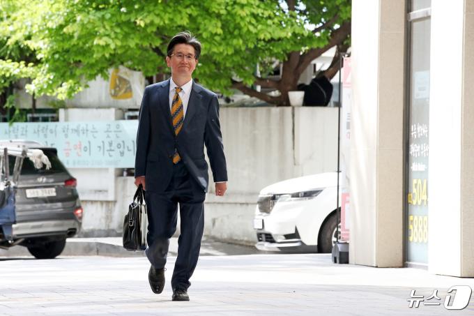 [사진] 인사청문회 준비 사무실 향하는 오둥운 공수처장 후보자