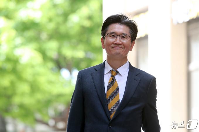 [사진] 오동운 공수처장 후보자 '미소 지으며 출근'