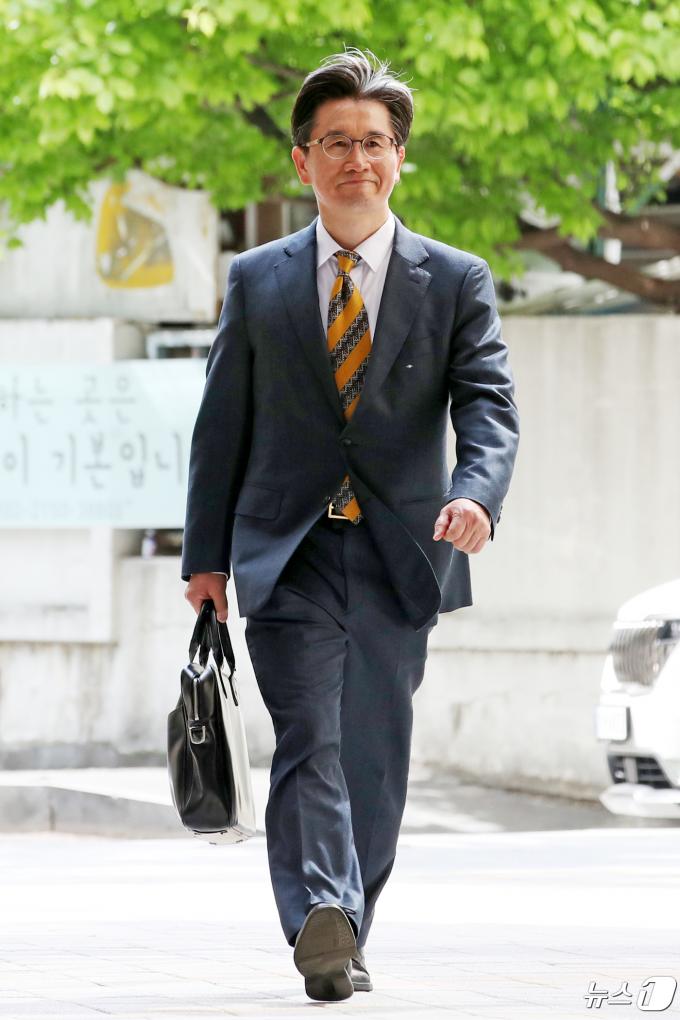 [사진] 사무실 향하는 오동운 공수처장 후보자