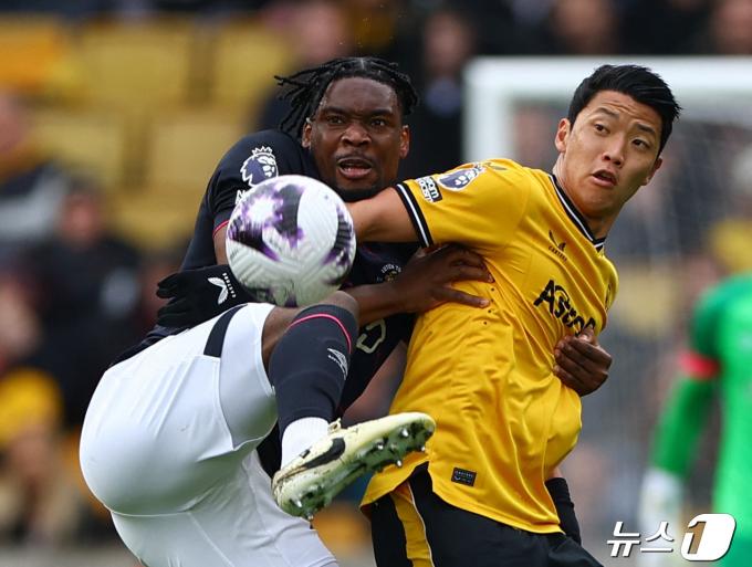 [사진] EPL 루턴 타운의 테덴 멩기와 볼 다투는 황희찬