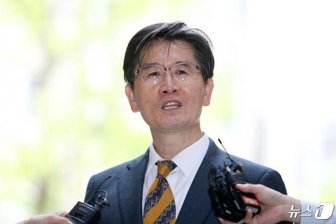 오동운 공수처장 후보자가 28일 과천 인사청문회 준비 사무실로 출근하며 취재진의 질문에 답하고 있다. 2024.4.28/뉴스1 ⓒ News1 이승배 기자