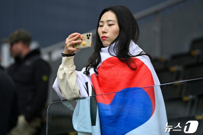 [사진] 태극기 휘두르고 경기 전 사진 찍는 황희찬의 팬