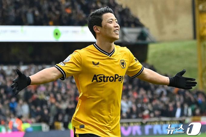 [사진] 넉 달 만에 리그 11호 득점 포 가동 기뻐하는 황희찬