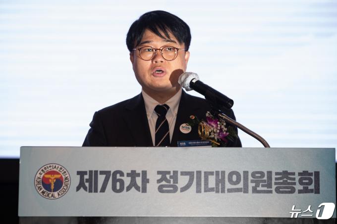 임현택 대한의사협회장 당선인이 28일 서울 서초구 더케이호텔에서 열린 대한의사협회 제76차 정기대의원총회에서 인사말을 하고 있다. 2024.4.28/뉴스1 ⓒ News1 유승관 기자