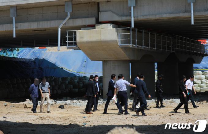 지난해 오송 궁평2지하차도 침수사고 원인을 수사하는 검찰수사본부와 전문수사자문위원 등이 충북 청주시 미호천교에서 사고 원인으로 지목된 임시제방을 살펴보는 모습.  (뉴스1DB) ⓒ News1 김용빈 기자