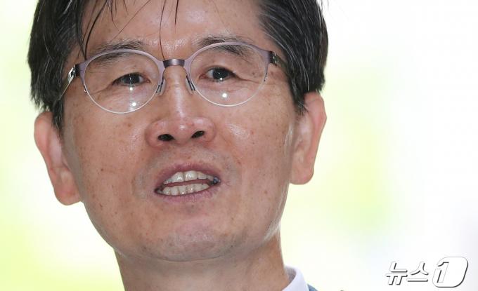 [사진] 오동운 공수처장 후보자 '미소 지으며 출근'