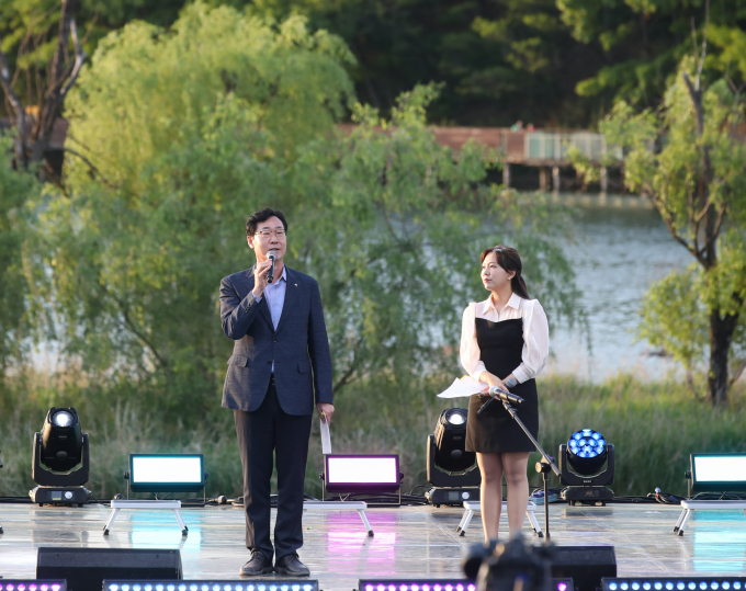  '제 15회 화성시 가족사랑축제' 행사행사에서 정명근 화성시장이 인사말을 하고 있다. / 사진제공=화성시