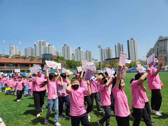 광명시는 지난 27일 광명시민운동장에서 제11회 광명시 지역아동센터 아동축제를 개최했다. / 사진제공=광명시