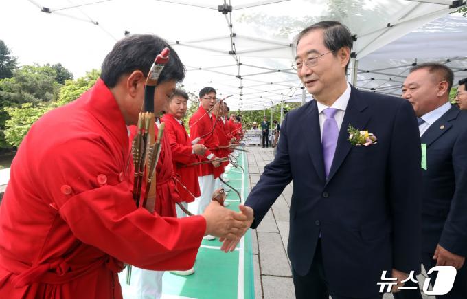 [사진] 궁도대회 선수들 격려하는 한덕수 국무총리