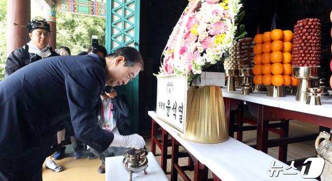 [사진] 이충무공 탄신 479주년, 분향하는 한덕수 국무총리