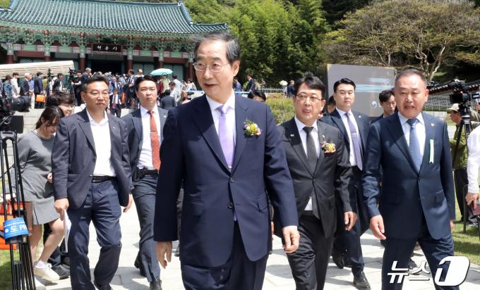 [사진] 현충사 찾은 시민들과 인사하는 한덕수 국무총리