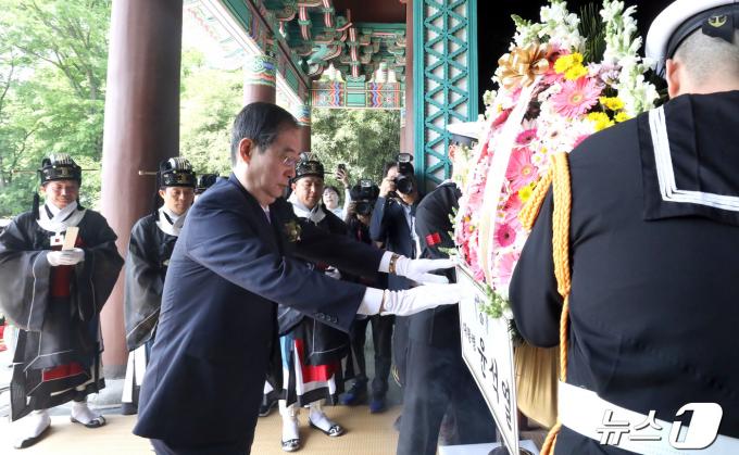 [사진] 이충무공 탄신 헌화하는 한덕수 국무총리