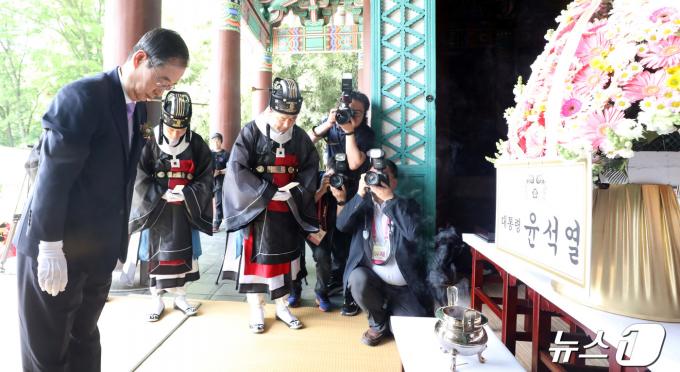 [사진] 이충무공 탄신 479주년, 묵념하는 한덕수 국무총리
