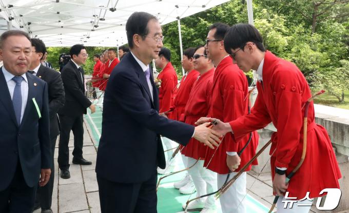 [사진] 이충무공 탄신 479주년, 궁도대회 선수들 격려하는 한덕수 국무총리