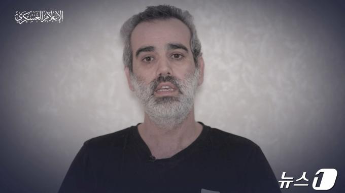 27일(현지시간) 팔레스타인 무장정파 하마스가 공개한 이스라엘인 인질의 모습. 남성은 옴리 미란(47)으로 추정된다. 2024.04.27/ ⓒ 로이터=뉴스1 ⓒ News1 권진영 기자