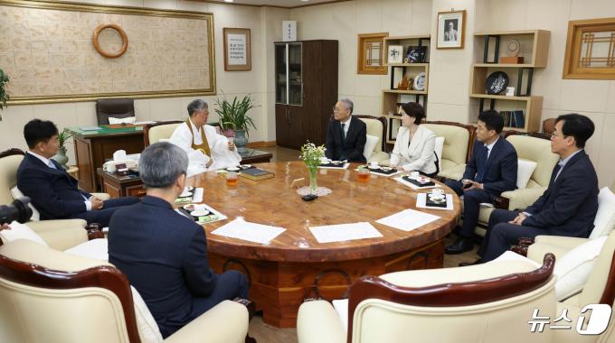 [사진] 유인촌 장관, 나상호 원불교 교정원장과 면담