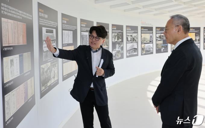 [사진] 원불교 익산성지 100주년 사진전 둘러보는 유인촌 장관