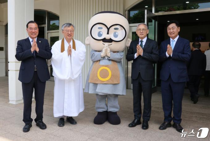 [사진] 유인촌 장관, 원불교 대각개교절 경축기념식 참석