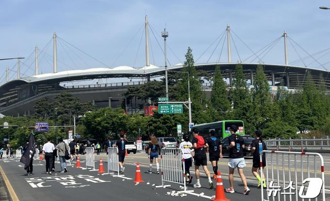 28일 오전 서울 마포구 상암동 월드컵공원 평화의 광장에서 '2024서울하프마라톤' 행사에 참가 중인 시민들. 2024.04.28/뉴스1