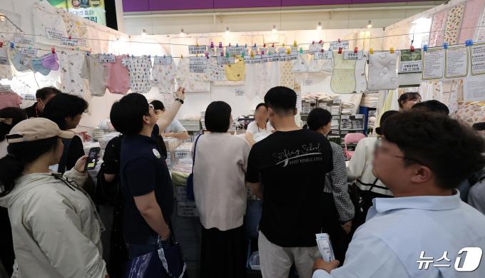 [사진] '코베 베이비페어에 몰린 예비 부모들'