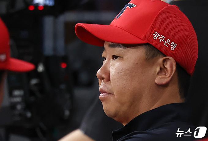 23일 오후 서울 고척스카이돔에서 열린 2024 신한은행 SOL뱅크 KBO리그 KIA 타이거즈와 키움 히어로즈의 경기, KIA 이범호 감독이 6회말 더그아웃에서 경기를 지켜보고 있다. 2024.4.23/뉴스1 ⓒ News1 김진환 기자