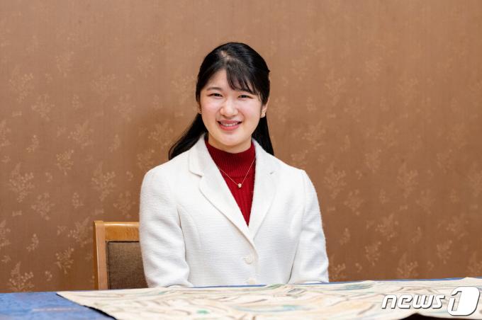 나루히토 일왕과 마사코 왕비의 딸 아이코 일본 공주가 1일 22번째 생일을 맞은 가운데 지난달 24일 일본 도쿄 궁내청에서 포즈를 취하고 있다. 2023.12.01 ⓒ 로이터=뉴스1 ⓒ News1 정지윤 기자