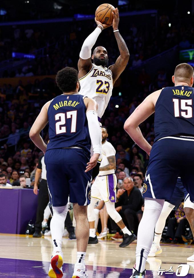 르브론 제임스가 28일(한국시간) 열린 2023-24 NBA 플레이오프 1라운드 덴버 너기츠와 4차전에서 맹활약을 펼치며 LA 레이커스의 승리를 이끌었다. ⓒ AFP=뉴스1