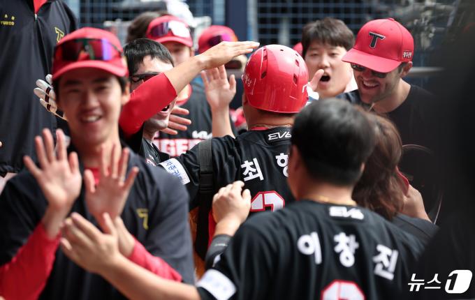 [사진] 3점 홈런 터뜨린 최형우