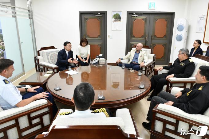 [사진] 백승주 전쟁기념사업회장, 에콰도르 국방장관과 환담