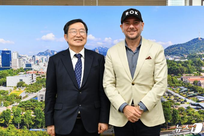 [사진] 백승주 전쟁기념사업회장, 에콰도르 국방장관과 기념촬영