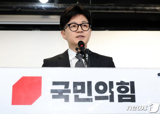 한동훈 국민의힘 비상대책위원장 겸 총괄선거대책위원장이 11일 오전 서울 여의도 중앙당사에서 위원장직 사퇴 입장을 밝히고 있다.(공동취재) 2024.4.11/뉴스1 ⓒ News1 구윤성 기자