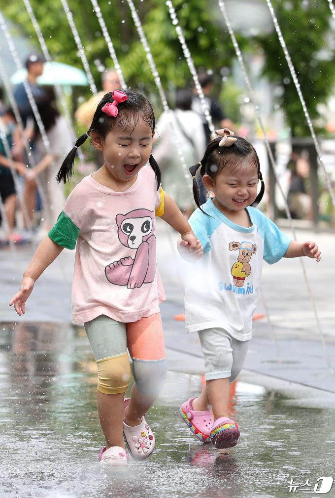[사진] '언니 손 꼭 잡고'