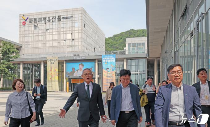 [사진] 국립무형유산원 방문하는 유인촌 장관