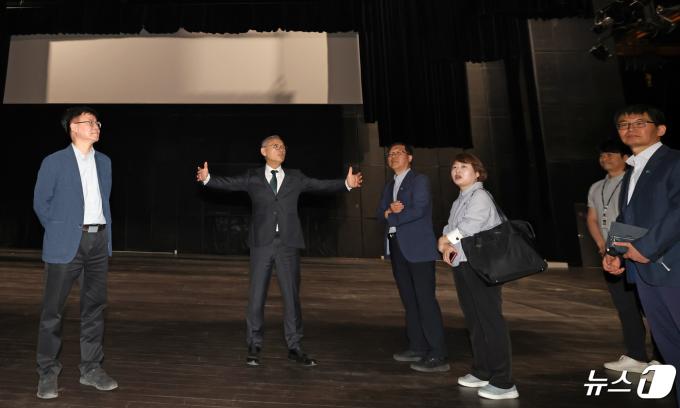[사진] 국립무형유산원 찾은 유인촌 장관