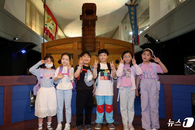 [사진] 오늘은 충무공탄신일 '거북선 구경 왔어요'