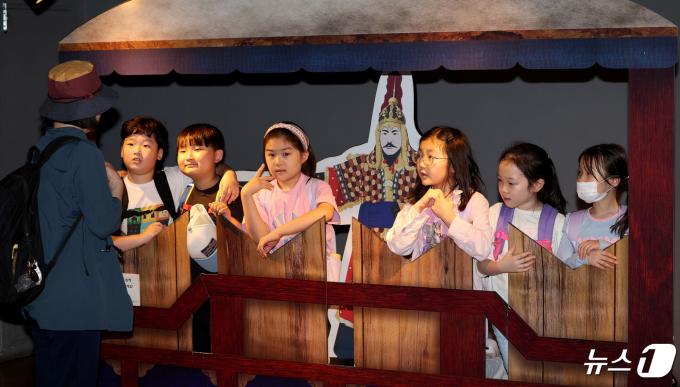 [사진] 충무공탄신일 맞아 이순신 장군님 업적 배워요