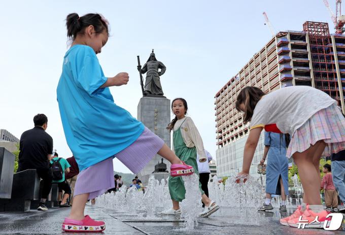 [사진] 충무공탄신일, 이순신 동상 앞 물놀이