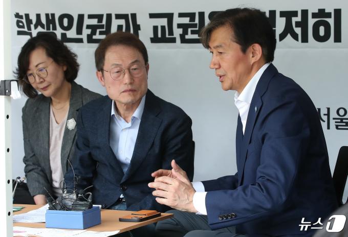 조국 조국혁신당 대표가 28일 오후 서울 종로구 서울시교육청 1층 현관 앞에서 '학생인권조례 폐지 반대 72시간 천막농성장'에 나선 조희연 서울시교육감을 만나 이야기를 나누고 있다. 2024.4.28/뉴스1 ⓒ News1 임세영 기자