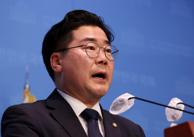 22대 국회 첫 원내대표 선출이 다가오고 있다. 박찬대 더불어민주당 의원이 지난 21일 오후 서울 여의도 국회 소통관에서 원내대표 출마 선언 기자회견을 하고 있다. /사진=뉴시스