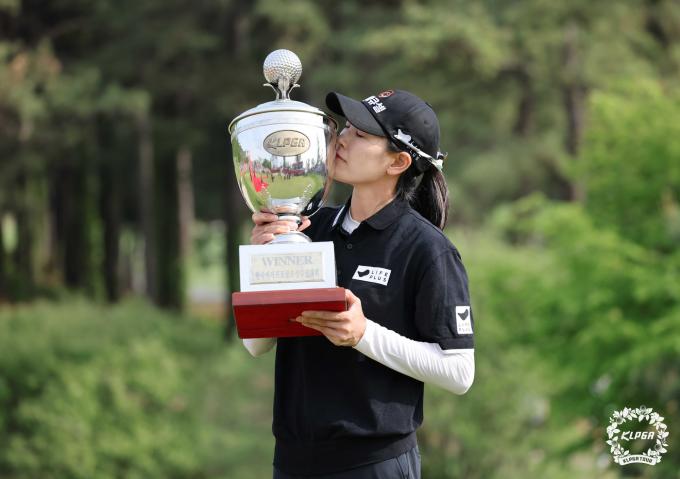 [사진] 우승컵에 키스하는 이정민