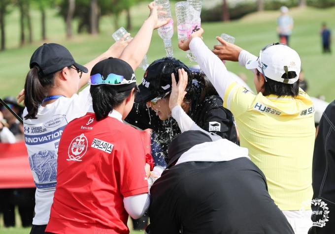 [사진] 축하 물세례 받는 이정민