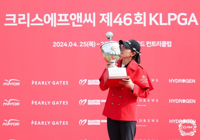 [사진] 이정민, 우승컵에 키스