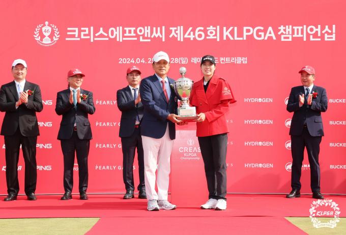 [사진] 순회배 수여하는 김정태 KLPGA 회장