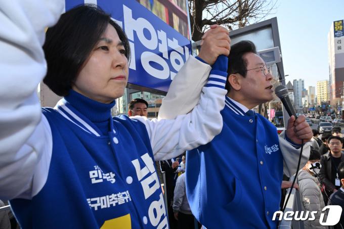 이재명 더불어민주당 대표 겸 상임공동선대위원장이 1일 오후 인천 미추홀구 용현시장에서 남영희(인천 동구미추홀구을) 후보 지원유세를 하고 있다. (공동취재) 2024.4.1/뉴스1 ⓒ News1 구윤성 기자