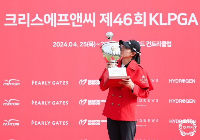 KLPGA 챔피언십 정상에 오른 이정민이 우승컵에 입맞춤을 하고 있다. /사진= KLPGA